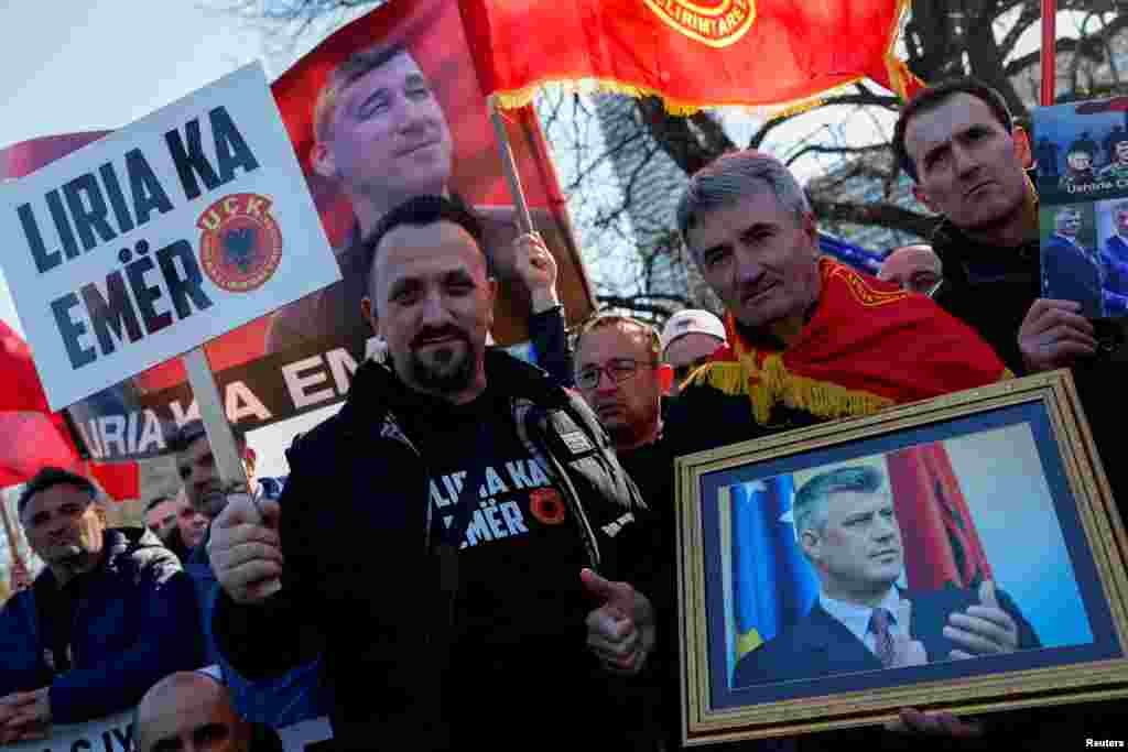 Në mbështetje të katër ish-krerëve të UÇK-së, gjykimi ndaj të cilëve ka nisur më 3 prill në Hagë.