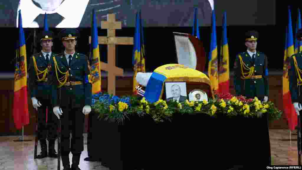 Ceremonia funerară cu onoruri de stat a avut loc în sala mare a Palatului Republicii. Sunt primele funeralii ale unui președinte în istoria Republicii Moldova.