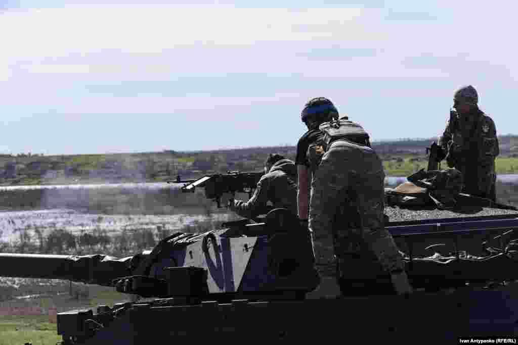 Вогонь із кулемета на бойовій броньованій машині АМХ-10 RС під час навчань українських морпіхів на півдні України, квітень 2024 року