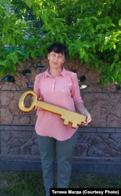 Тетяна Магда, вчителька школи у Великій Костромці, з символічним ключем