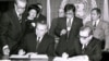 БҰҰ бас хатшысы Бутрос Бутрос-Ғали (оң жақта) мен Қазақстан президенті Нұрсұлтан Назарбаев құжатқа қол қойып отыр. Нью-Йорк, 5 қазан, 1992 жыл. Қазақстан СІМ-нің Facebook парақшасындағы фото
