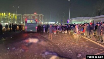 Ол менің клитімді ақырын тістеп алды