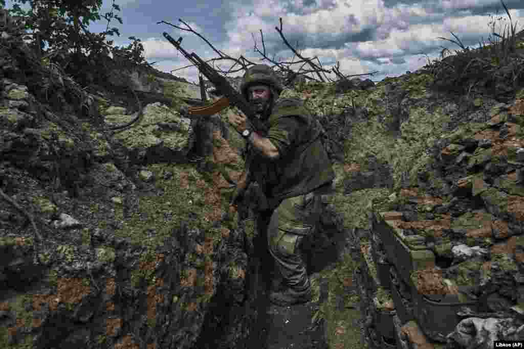 Un soldat ucrainean în tranșeele de lângă Bahmut, regiunea Donețk, la 22 mai. Luptele pentru controlul orașului au continuat, în ciuda afirmațiilor Rusiei care susținea că orașul&nbsp;a fost cucerit de trupele Kremlinului.