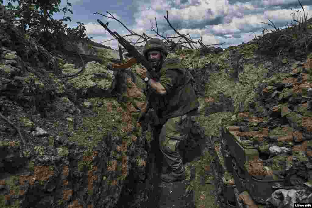 Një ushtar ukrainas tërheq forcat e Moskës nga pozicioni i tij i llogores pranë Bahmutit në rajonin e Donjeckut, më 22 maj. Lufta për kontrollin e qytetit ka vazhduar pavarësisht pretendimeve të Rusisë se ai ka rënë në duart e trupave të Kremlinit. &nbsp;