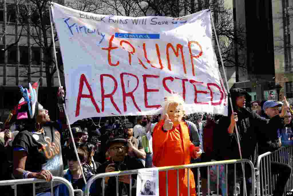 Protivnici bivšeg američkog predsjednika Donalda Trumpa ispred ureda okružnog tužioca Manhattana u New Yorku 4. aprila 2023.