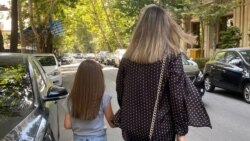 یک زن و دختر کوچک بدون حجاب اجباری در خیابانی در تهران