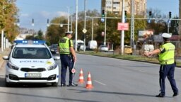 Пътни полицаи по време на рутинна проверка в Бургас (снимката е илюстративна).