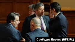 Асен Василев, Христо Иванов, Кирил Петков (отляво надясно) и Атанас Атанасов (в гръб) разговарят в парламента.
