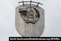 Демонтаж герба СССР с монумента "Родина-мать". Киев, 30 июля 2023 года