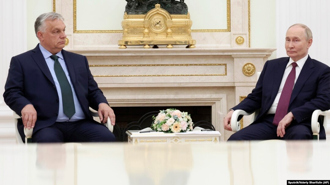 Viktor Orban l-a vizitat la Moscova pe Vladimir Putin cu care a discutat posibile soluții de pace în Ucraina. Vizita a atras criticile oficialilor europeni.
