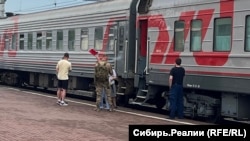 Военный прощается с девушкой. Юрга, Российская Федерация, 2023 год