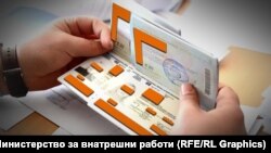 Разгледување на пасош во кои се гледаат лични податоци (видео објавено од МВР) 