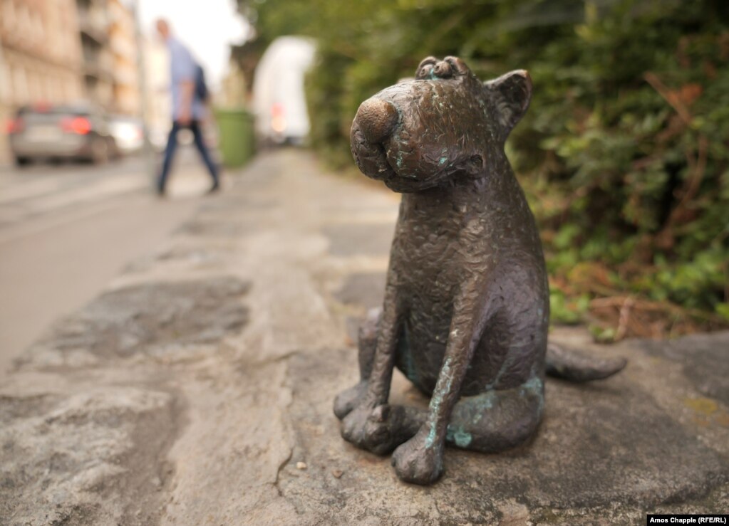 Një nga disa statujat e vogla qensh në një shesh të vogël në Pest.