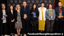 Георги Господинов и Анджела Родел се снимат заедно с другите автори и преводачи, номинирани за международната награда "Букър" през 2023 г. 