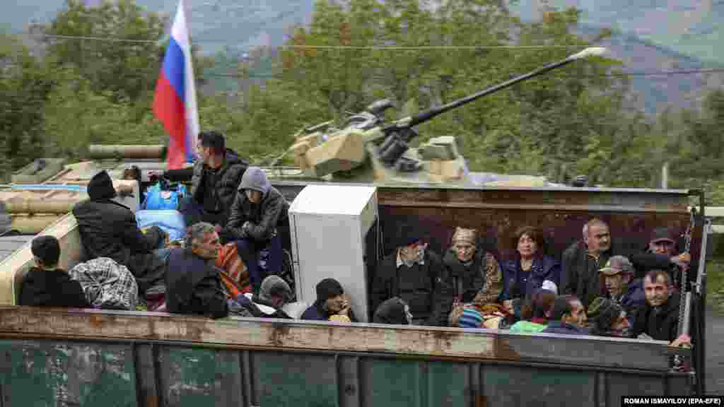 Արցախից տեղահանվածները՝ բեռնատարի ետնամասում։ Նրանք սպասում են Լաչինի անցակետն անցնելու իրենց հերթին։ Անցակետը վերահսկում են ռուս խաղաղապահներն ու ադրբեջանցի սահմանապահները։ &nbsp;