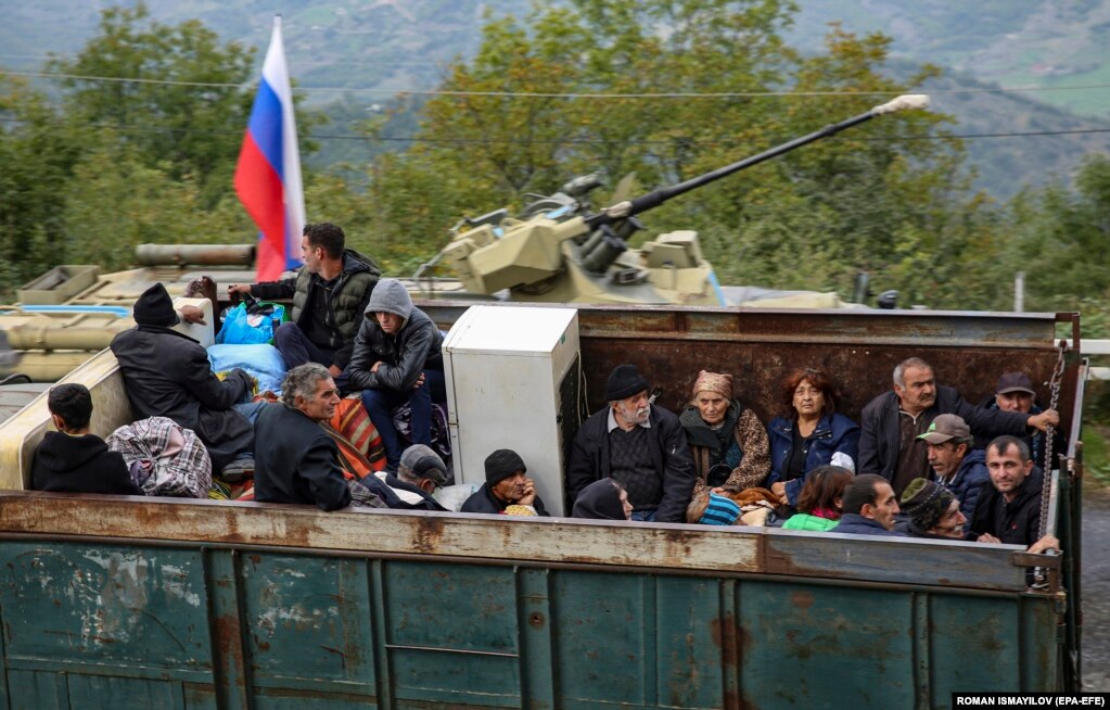 Refugjatët armenë në një kamion të ndalur në një pikë kontrolli në Laçin, që kontrollohet nga paqeruajtësit rusë dhe rojet kufitare azerbajxhanase, teksa janë nisur drejt Armenisë. Bakuja është zotuar se do të trajtojë në mënyrë të barabartë armenët etnikë, por Jerevani ka paralajmëruar për një “spastrim” të mundshëm “etnik”.