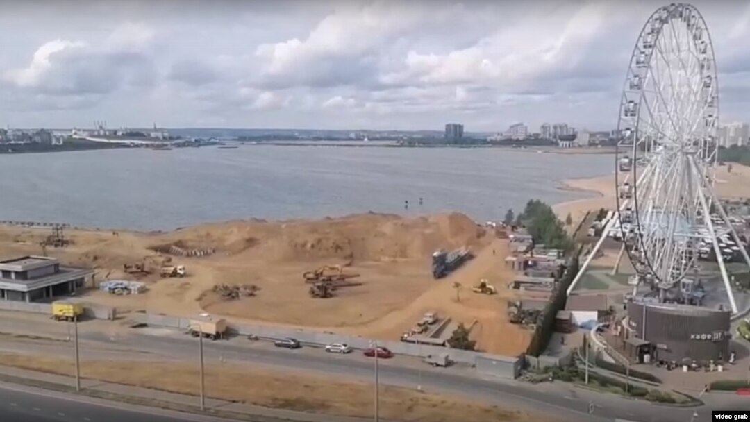От всей этой водной глади на снимке должна уцелеть лишь узкая полоска слева. Кадр сделан со стороны моста "Миллениум". 