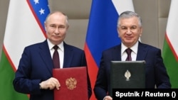 Presidenti i Rusisë, Vladimir Putin (majtas), dhe presidenti i Uzbekistanit, Shavkat Mirziyoev, pasi nënshkruan disa marrëveshje në Tashkent më 27 maj 2024.
