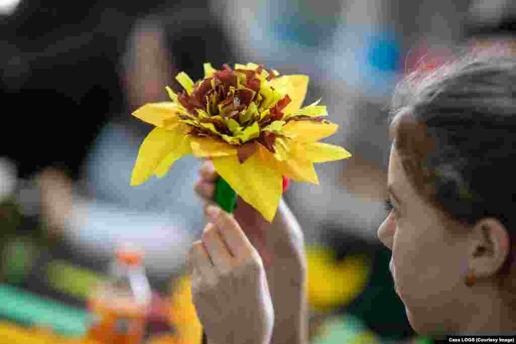Floarea soarelui din hârtie imaginată de copiii români și ucraineni simbolizează solidaritatea cu refugiații ucraineni.