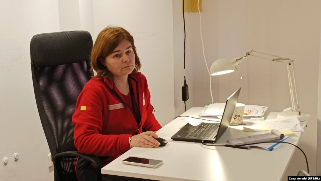 Refugiata Irina Sobol lucrează de aproape un an și jumătate ca operator la call centerul Crucii Roșii din București, România.