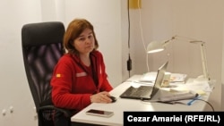 Refugiata Irina Sobol lucrează de aproape un an și jumătate ca operator la call centerul Crucii Roșii din București, România.