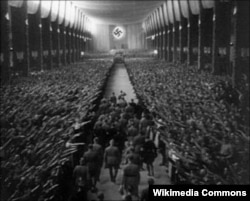 Гітлер уваходзіць у залу зьезду НСДАП, кадр з фільма Лені Рыфэншталь