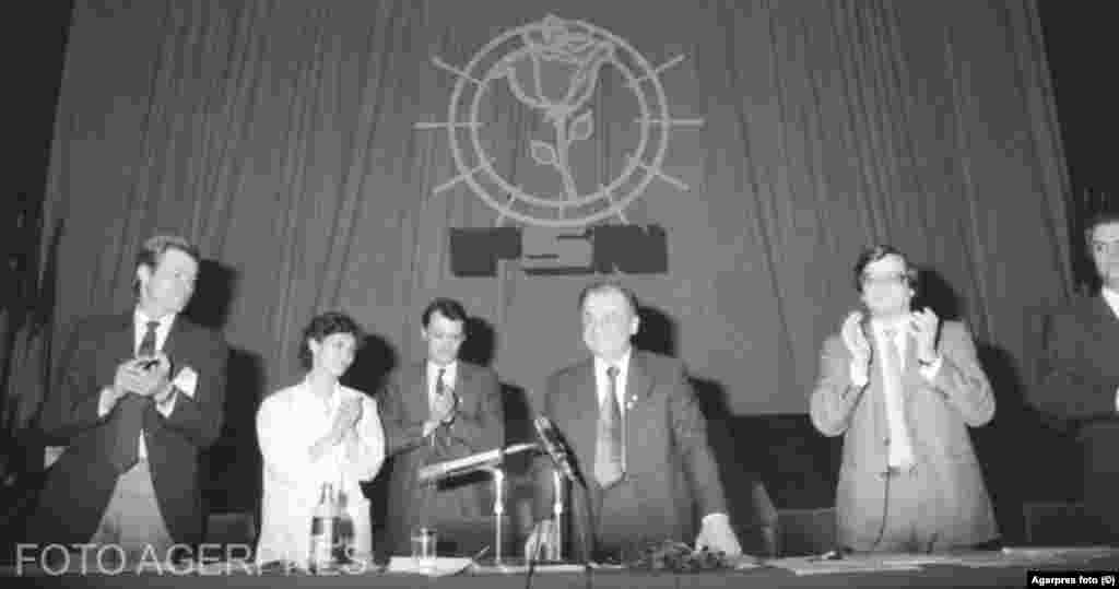 Ion Iliescu a fost primul președinte al Frontului Salvării Naționale, care l-a ales la Conferința din 7-8 aprilie 1990.