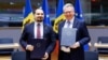 Ministrul Muncii și Protecției Sociale al Republicii Moldova, Alexei Buzu (stânga), și Comisarul european pentru locuri de muncă și drepturi social, Nicolas Schmit, după semnarea acordului dintre UE și R. Moldova, Bruxelles, 21 mai.