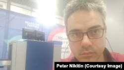 Peter Nikitin na aerodromu nakon što mu je zabranjen ulazak u Srbiju, 14. jul 2023.