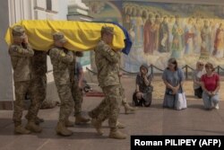 مراسم تشییع پیکر یک سرباز اوکراینی که در منطقۀ دونتسک کشته شد