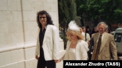 Алла Пугачева и Филипп Киркоров во время венчания в Свято-Троицком соборе в Иерусалиме