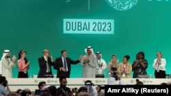 După o noapte albă, delegații de la COP28 au căzut de acord asupra unei rezoluții istorice, care ar putea începe eliminarea treptată a combustibililor fosili. Dubai, 13 decembrie.