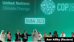 A COP28 elnöke, Szultán al-Dzsaber a zárónyilatkozat elfogadása után Dubajban 2023. december 13-án