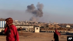 "پس از آن‌که محکمهٔ بین‌المللی عدالت دستور داد که اسرائیل حملات هوایی خود به شهر رفح را متوقف کند، اما بر اساس تازه‌ترین گزارش‌های رسیده، بمباران این شهر تاکنون ادامه دارد."