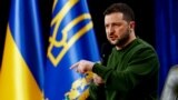 Президент Украины Владимир Зеленский выступает на пресс-конференции в посольстве Украины в Анкаре 15 мая 2025 года. Архивное фото
