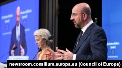 Avropa Şurasının prezidenti Şarl Mişel və (arxa planda) Avrokomissiyanın başçısı Ursula von der Leyen Aİ sammitində