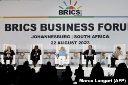 Nastup kineskog ministra trgovine Vanga Ventaoa na poslovnom forumu s liderima zemalja BRIKS-a pokrenulo je spekulacije zašto Si Đinping nije govorio na događaju s ostalim predsednicima Brazila i Južne Afrike, kao i premijerom Indije.