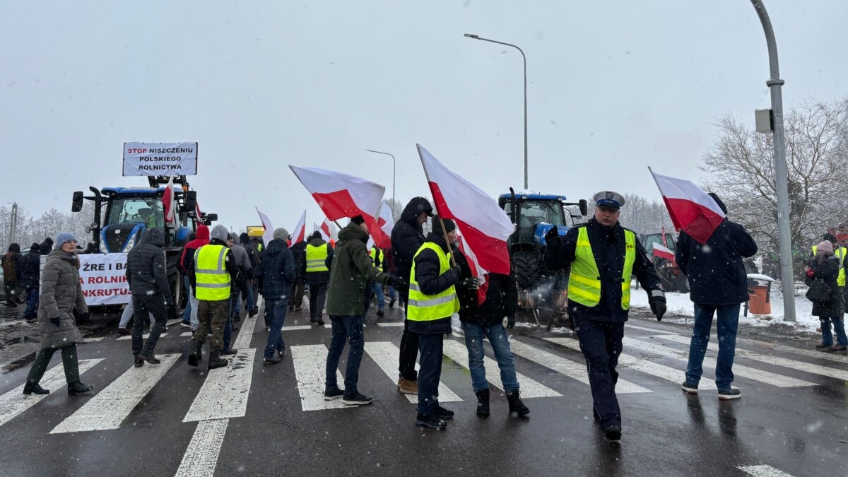 Польські фермери блокують п'ять пунктів пропуску на кордоні з Україною, у  чергах 1250 вантажівок – ДПСУ