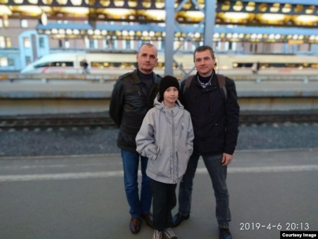 Егор Балазейкин с отцом (слева) и дядей (справа)