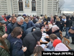 Enoriașii semnează pentru trecerea Catedralei Hmelnițkii la Biserica Ortodoxă pro-Kiev din Ucraina. Orașul are o populație de peste 274.000 de persoane.