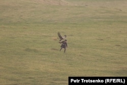 Охотник с беркутом в руках. Алматинская область, 13 октября 2023 года