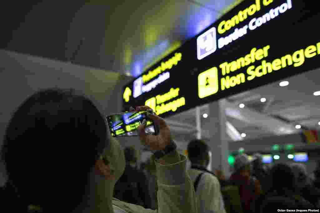Pe cel mai mare aeroport al țării, Aeroportul Henri Coandă (Otopeni), au fost instalate dispozitive automate de scanare a pașapoartelor biometrice, care vor fi folosite pentru controlul călătorilor în țările non-Schengen.