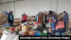 Depozit cu alimente, haine și încălțăminte destinate refugiaților ucraineni, organizat de Asociația Aradul Civic