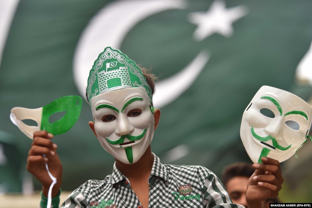 Një shitës pakistanez në Karaçi duke shitur maska ​​dhe gjësende dekorative me ngjyrat e flamurit kombëtar, ndërsa kombi po përgatitej për të festuar Ditën e Pavarësisë më 14 gusht. Pakistani feston 76-vjetorin e pavarësisë nga sundimi britanik.