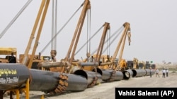 بخش‌هایی از لوله‌های گاز در آغاز احداث خط لولۀ انتقال گاز طبیعی از ایران به پاکستان در چابهار؛ عکس از آرشیو
