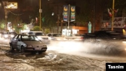 جاری‌ شدن آب در خیابان‌های کرمانشاه پس از بارندگی شدید در این استان