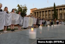 Paljenje sveća i komemorativna akcija "Majčina marama" u Beogradu, 11. jul