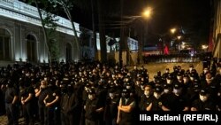 პარლამენტთან რჩებიან საპატრულო და კრიმინალური პოლიციის თანამშრომლები.