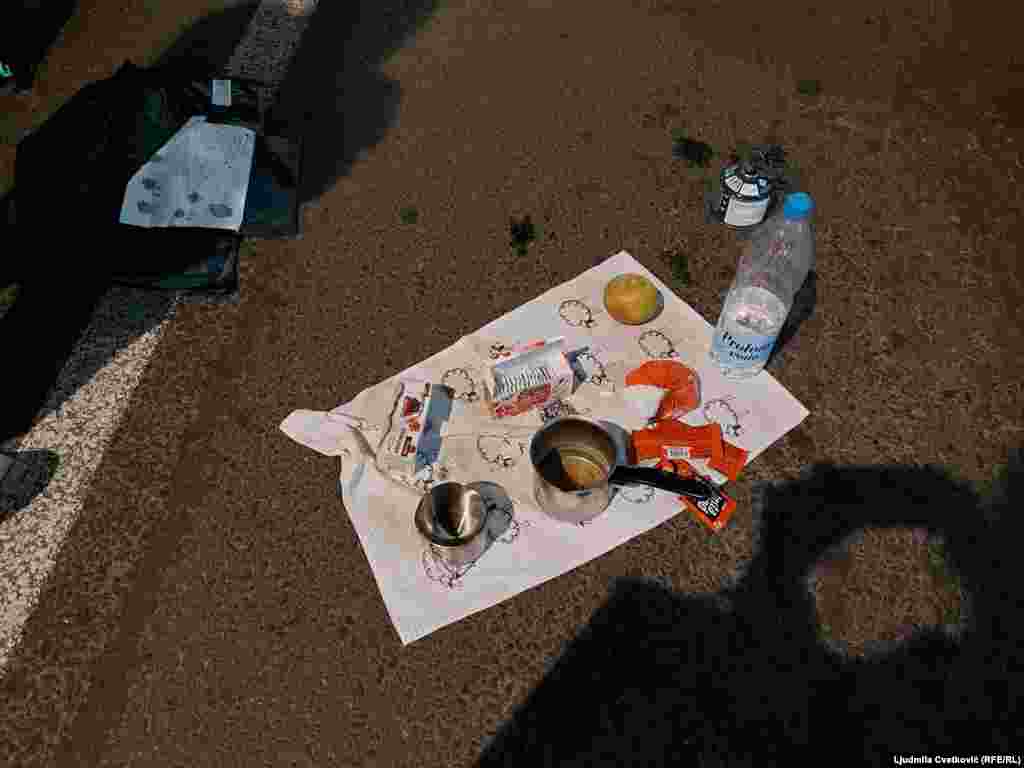 Priprema čaja i kafe u decembarskoj noći.