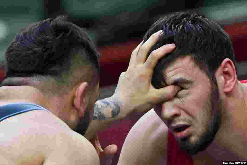 Givi Matcharashvili from Georgia (left) competes against Moldova&#39;s Radu Lefter during their match at the European Wrestling Championships in Zagreb.&nbsp;